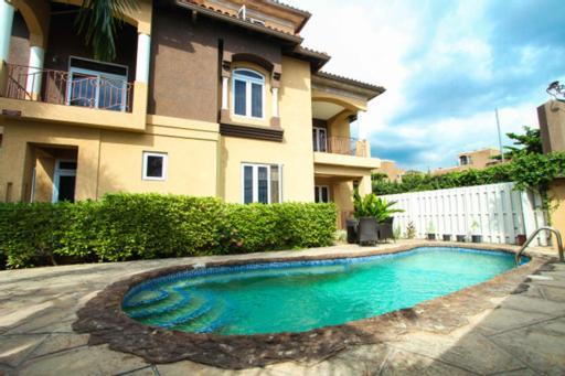 Luxury Penthouse Condo With Pool キングストン エクステリア 写真